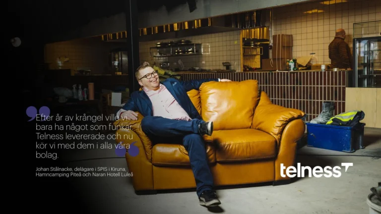 Man som sitter i soffa från SPIS i Kiruna