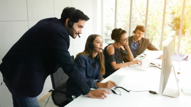 Folk som sitter i kundtjänst