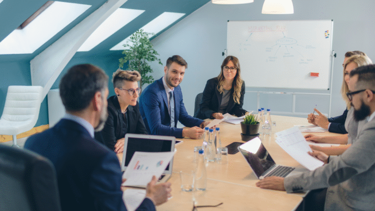 Folk i ett konferensrum