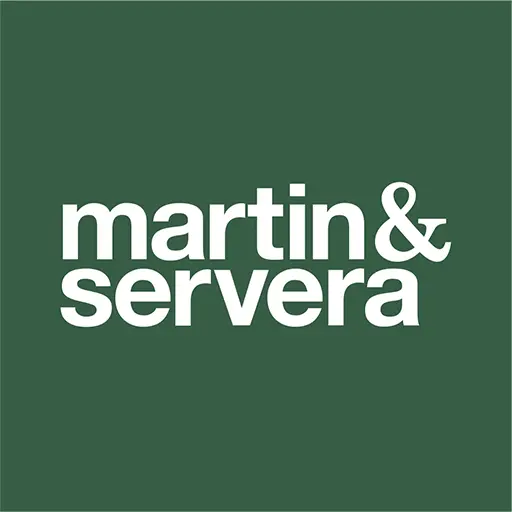 Martin & servera logga mot grön platta
