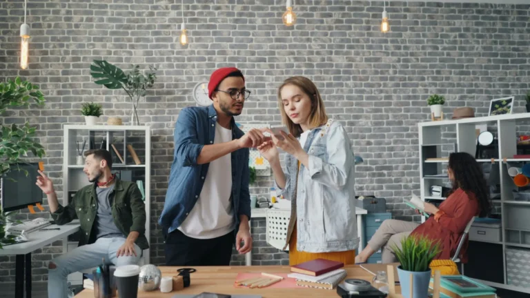 Man och kvinna som kollar på en mobil