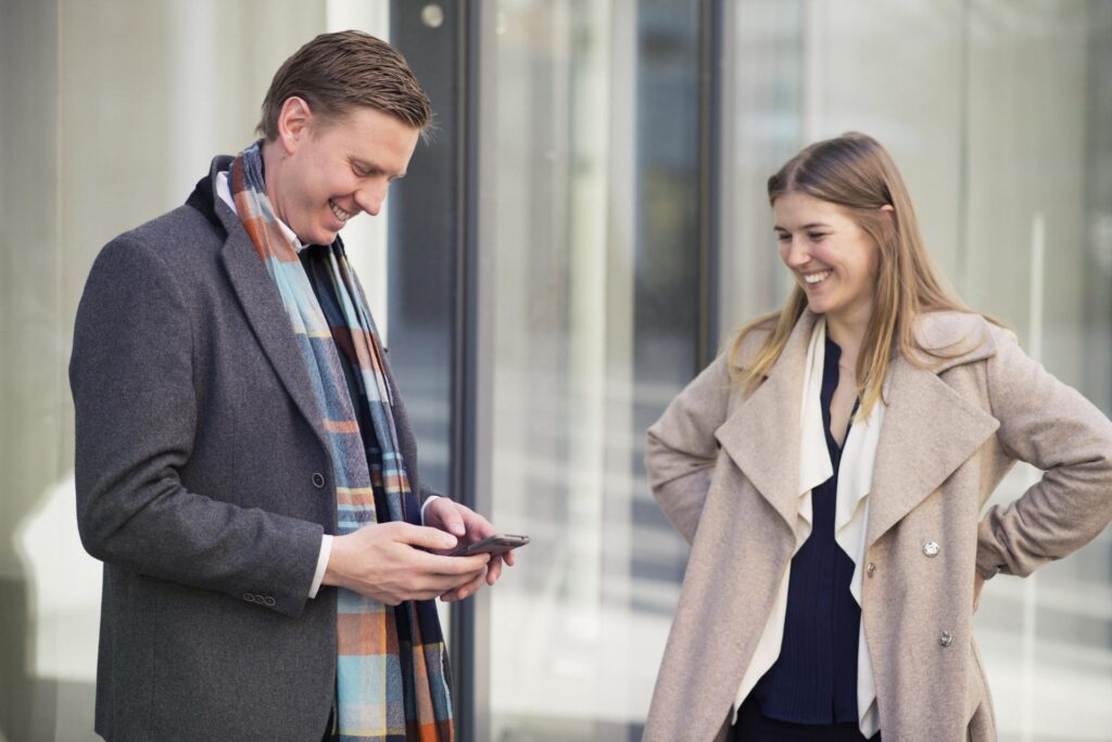 Telness Bas blir Plus - Man som visar telefon för kvinna