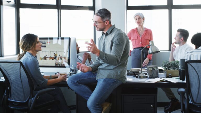 Personer som diskuterar företagsabonnemang i ett kontor