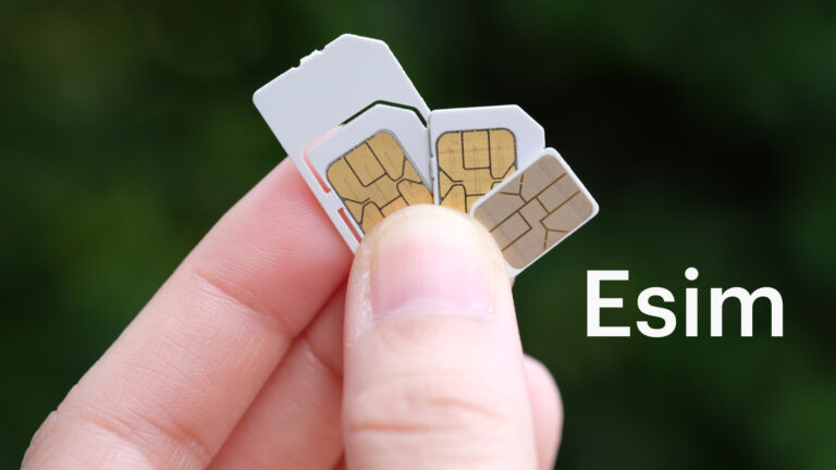 Hand håller i simkort - Esim