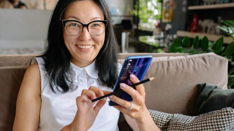 Kvinna med mobil - Obegränsat surf