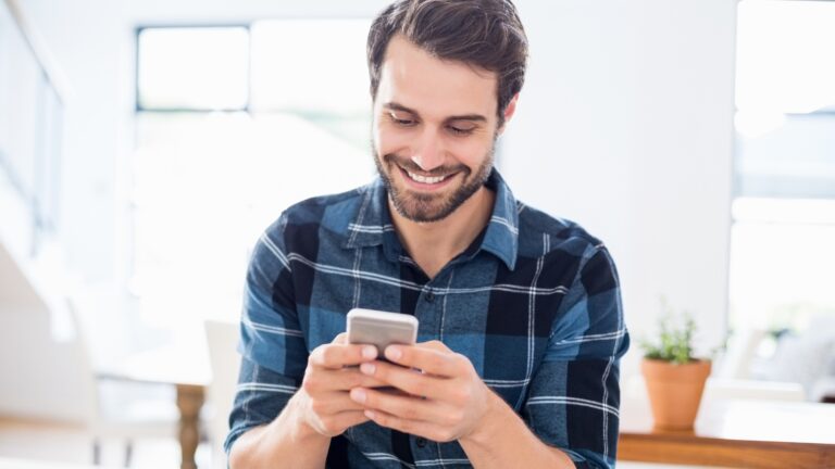 Person håller mobiltelefon - Företagsabonnemang utan bindning