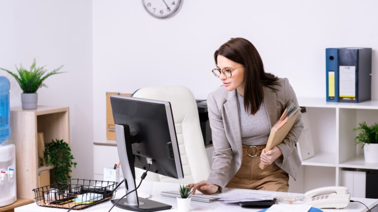 Kvinna på kontoret vid datorn